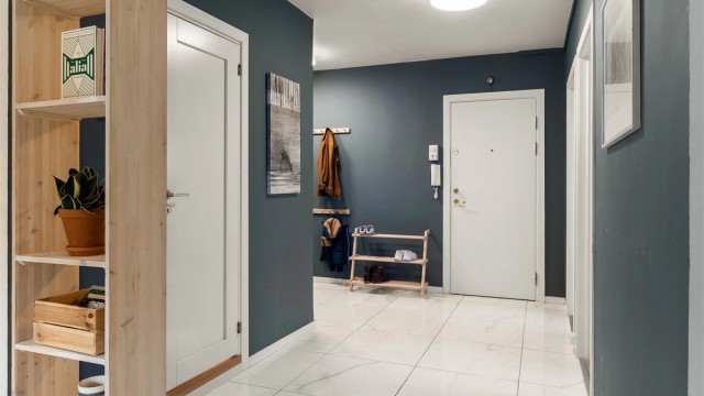 Leiligheten har en praktisk beliggenhet i en høy 1. etasje med trappefri adkomst.