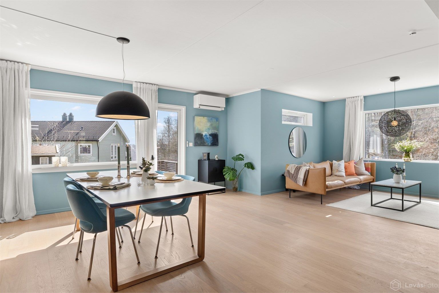 Lys og romslig stue og spisestue med 1-stavs heltre eikeplank på gulvet (20 mm tykk). Ny varmepumpe i 2022