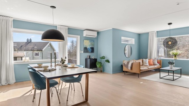 Lys og romslig stue og spisestue med 1-stavs heltre eikeplank på gulvet (20 mm tykk). Ny varmepumpe i 2022