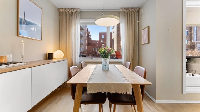 Her er det god plass til en spisegruppe for familie og venner.