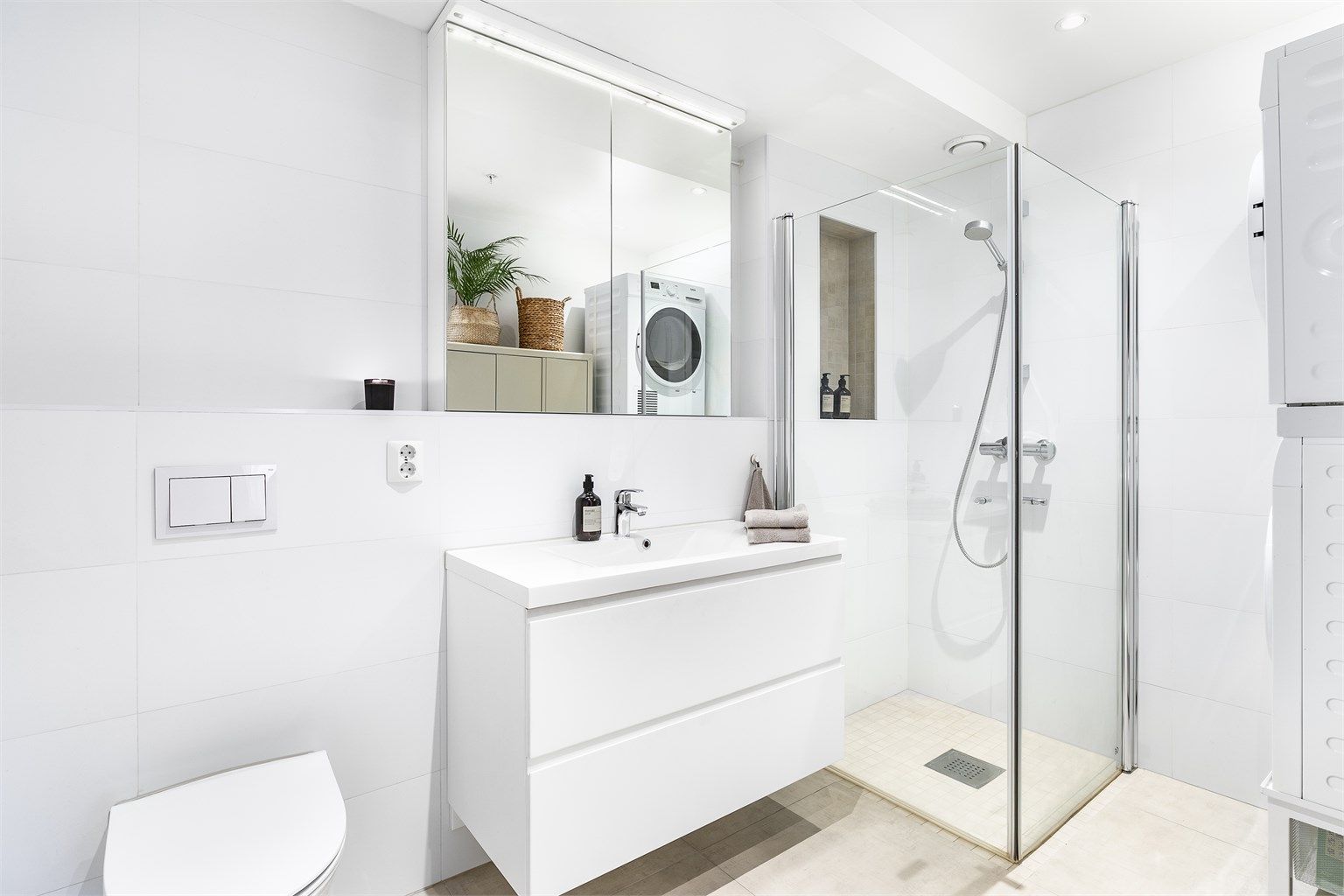 Badet er som resten av leiligheten fra 2017 og har gulvvarme.
