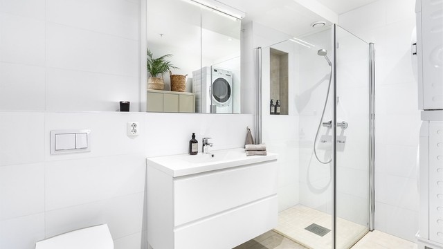 Badet er som resten av leiligheten fra 2017 og har gulvvarme.