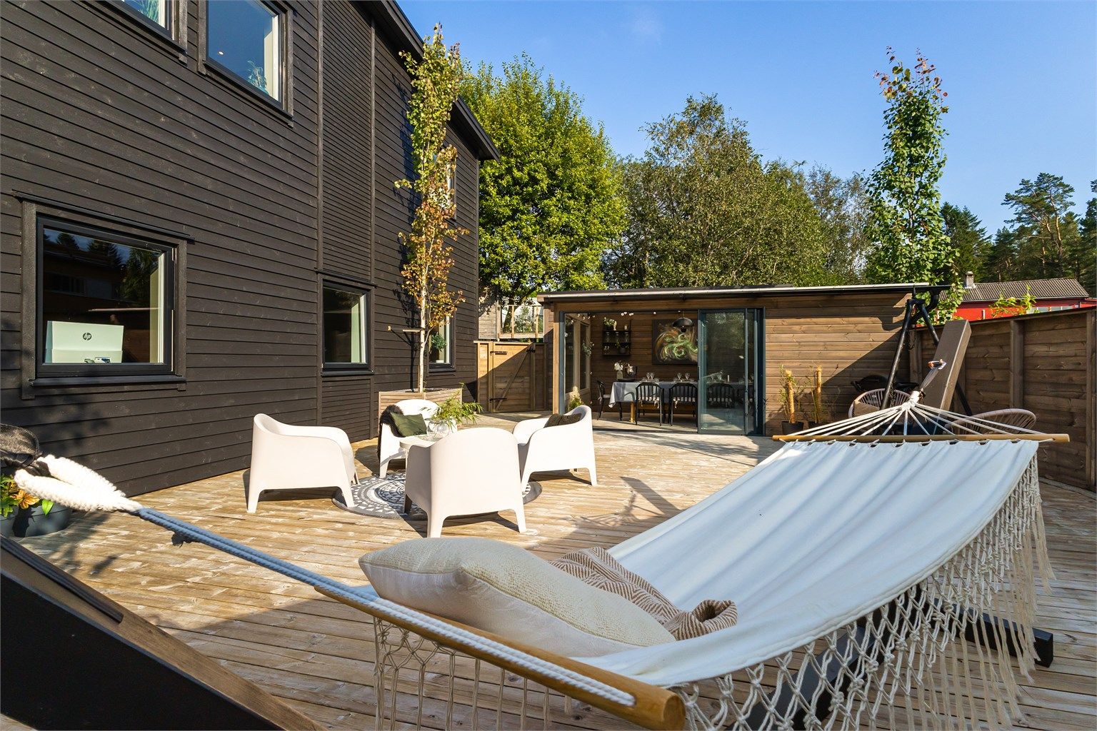 Det er god plass til flere sittegrupper. 