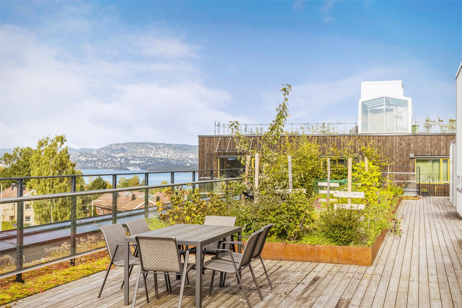 Felles høytliggende takterrasse med flott utsikt over Oslofjorden og bl.a. Oslo-by. Terrassen er delvis overbygget med glasstak. Her kan man nyte solen og ha sosiale sammenkomster 