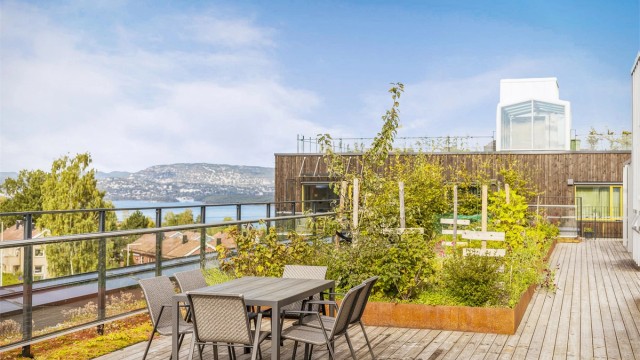 Felles høytliggende takterrasse med flott utsikt over Oslofjorden og bl.a. Oslo-by. Terrassen er delvis overbygget med glasstak. Her kan man nyte solen og ha sosiale sammenkomster
