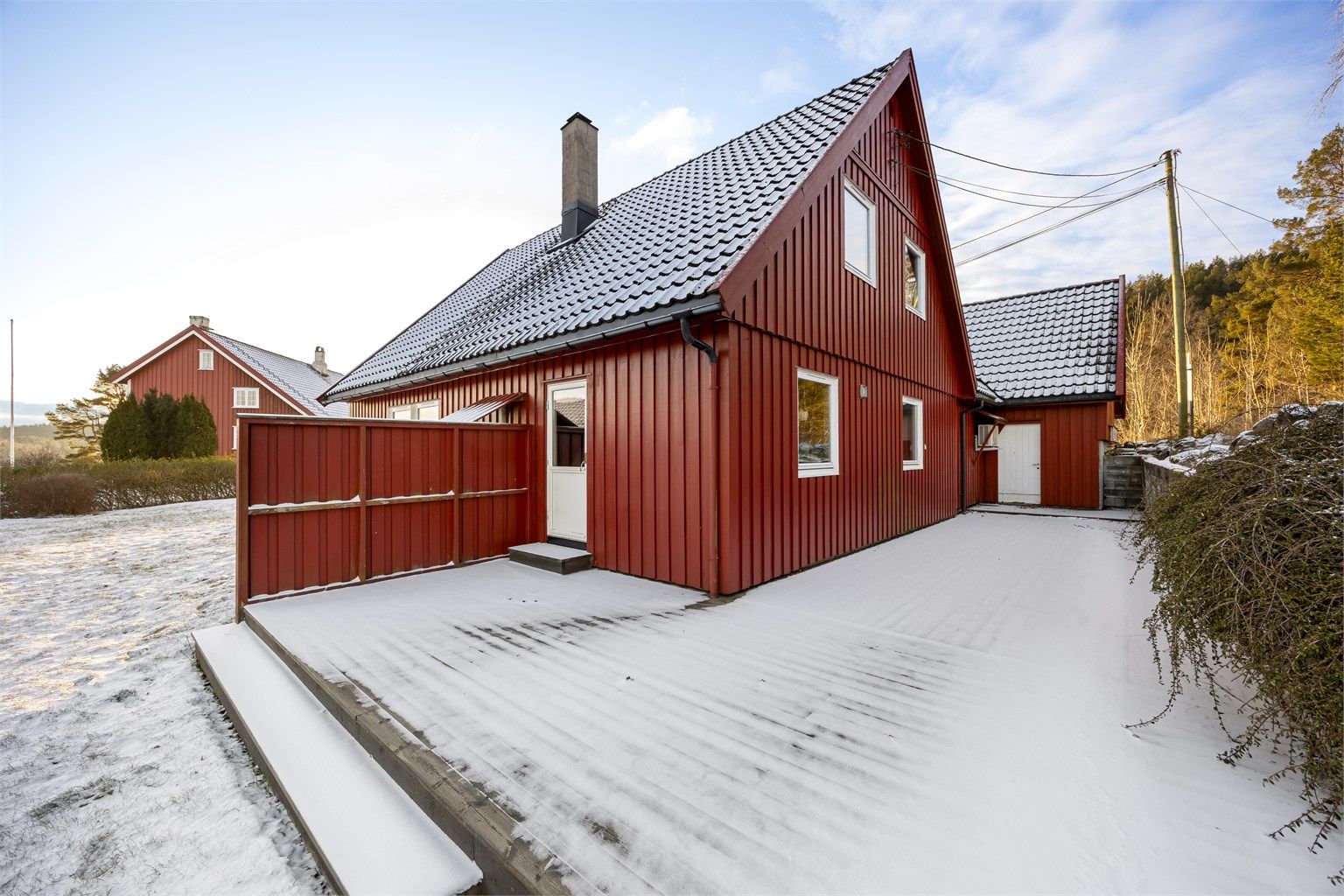 Lun uteplass, med god plass til underholdning/gjester i sesong.