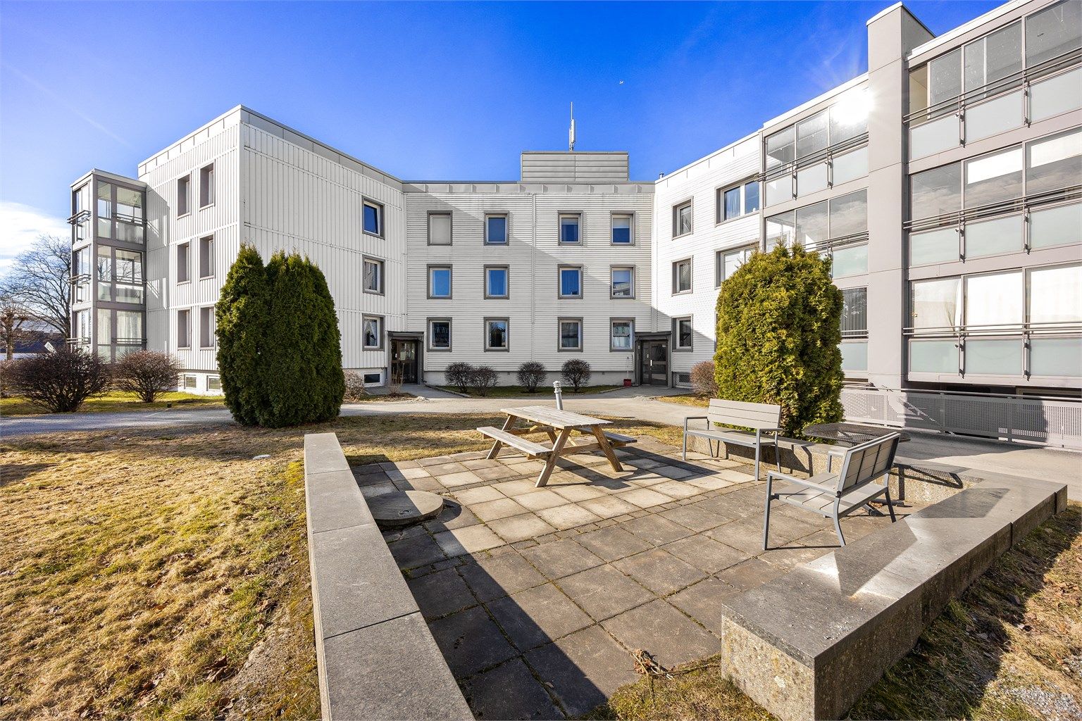 Velkommen til Lundsalleen 28A, en lys og innbydende 3-roms leilighet i 2. etasje