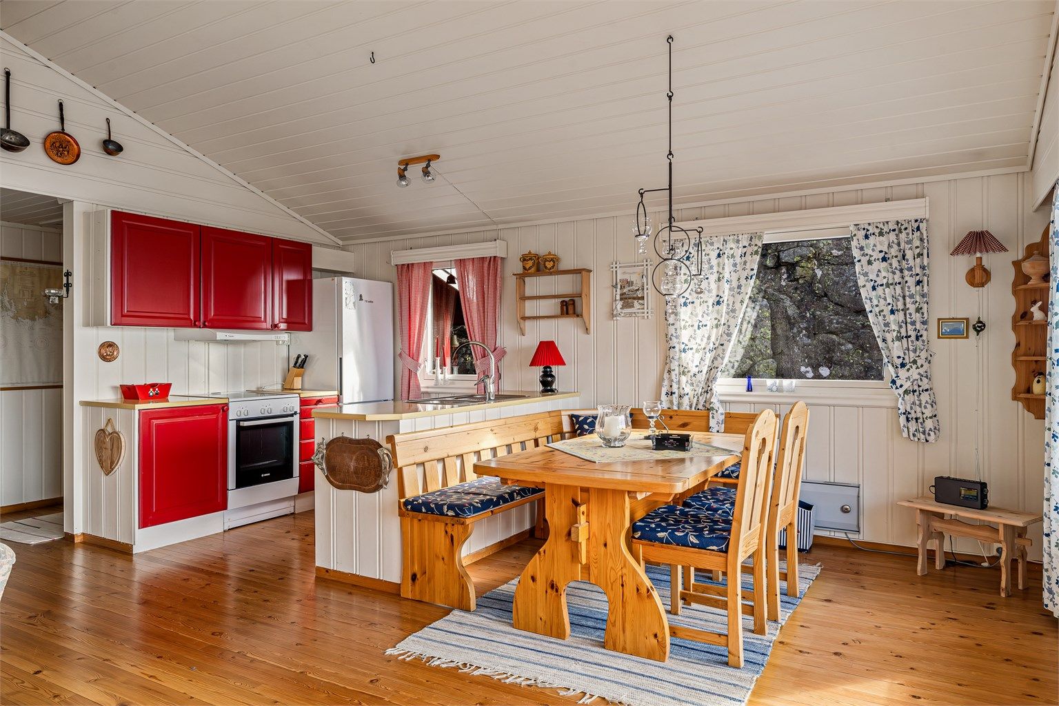 Plassbygget kjøkkeninnredning med ventilator og åpen løsning mot stua. 