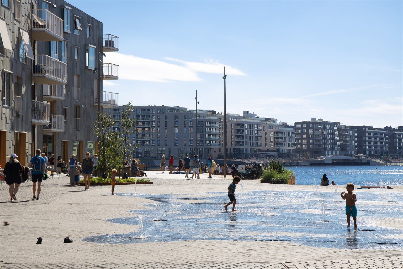 Bjørvika byr på et yrende byliv langs fjorden, med restauranter, serveringssteder og attraktive uteområder.