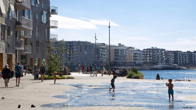 Bjørvika byr på et yrende byliv langs fjorden, med restauranter, serveringssteder og attraktive uteområder.