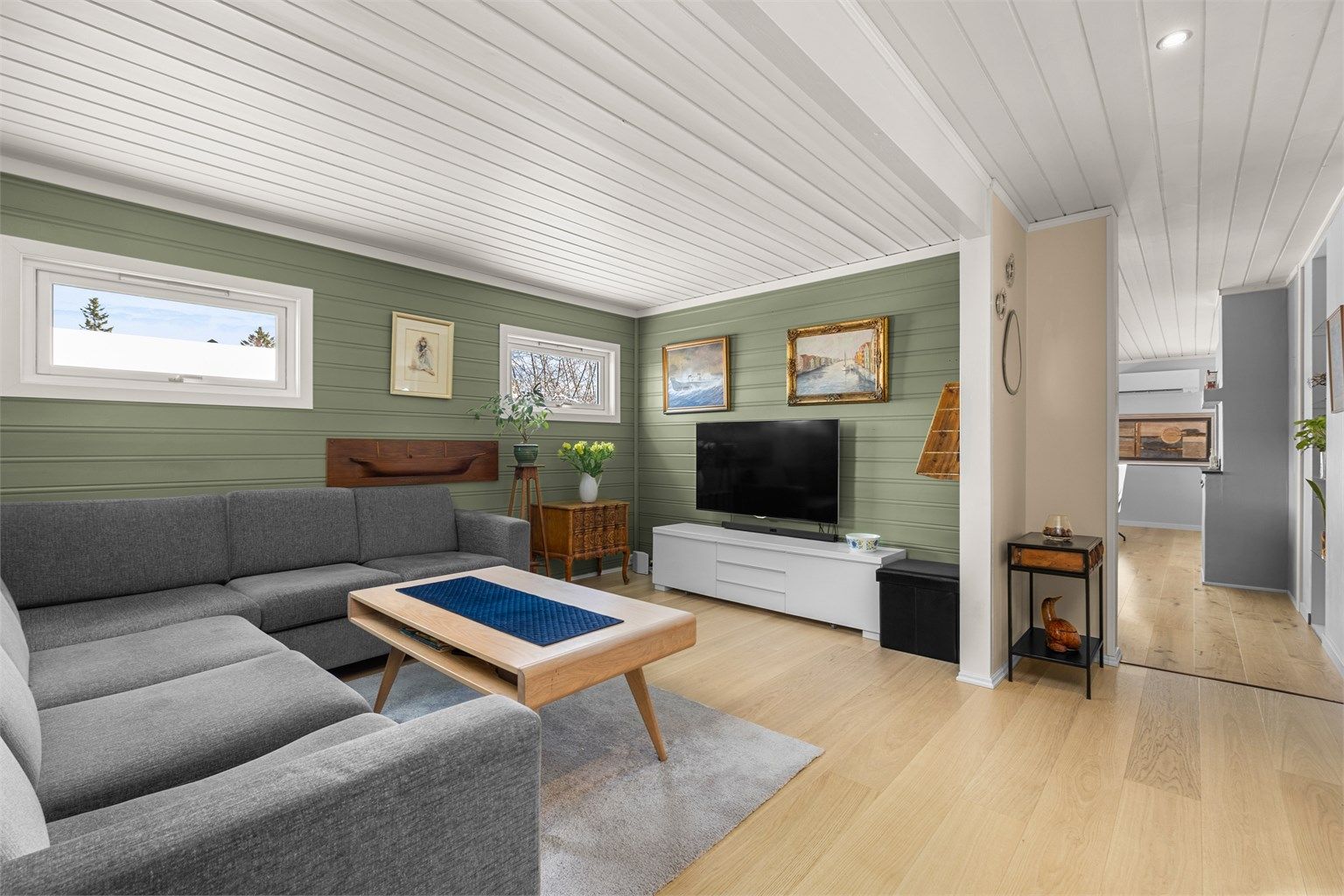 Trivelig stue med god plass til sofagruppe og TV-løsning. Rommet har en lun og behagelig atmosfære med naturlig lysinnslipp. 