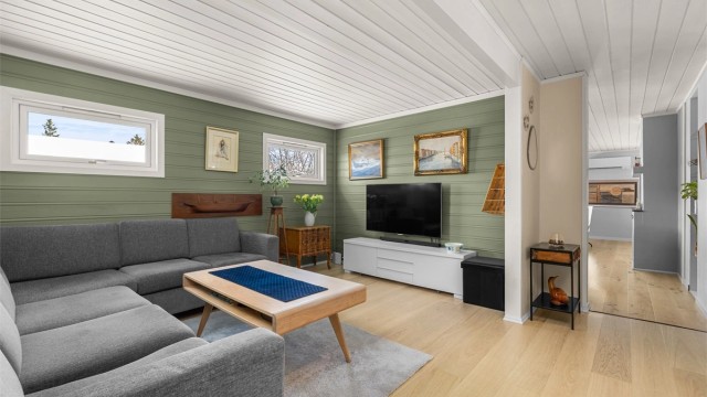 Trivelig stue med god plass til sofagruppe og TV-løsning. Rommet har en lun og behagelig atmosfære med naturlig lysinnslipp.