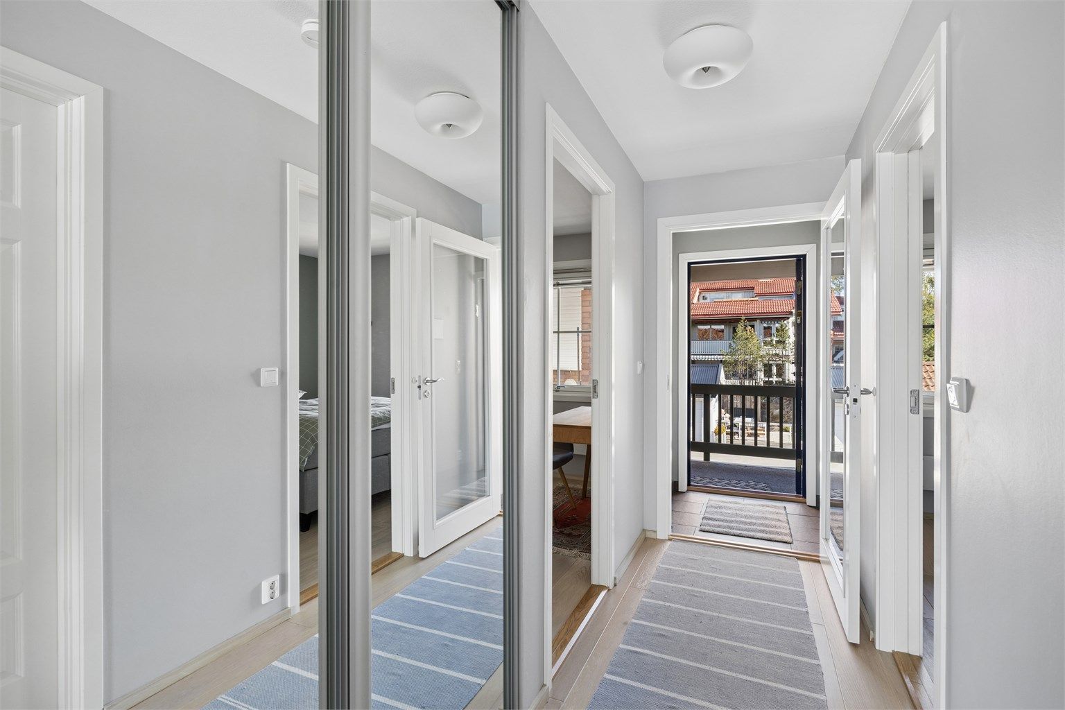 Velkommen inn! Lys og innbydende gang med praktisk skyvedørsgarderobe med speildører.