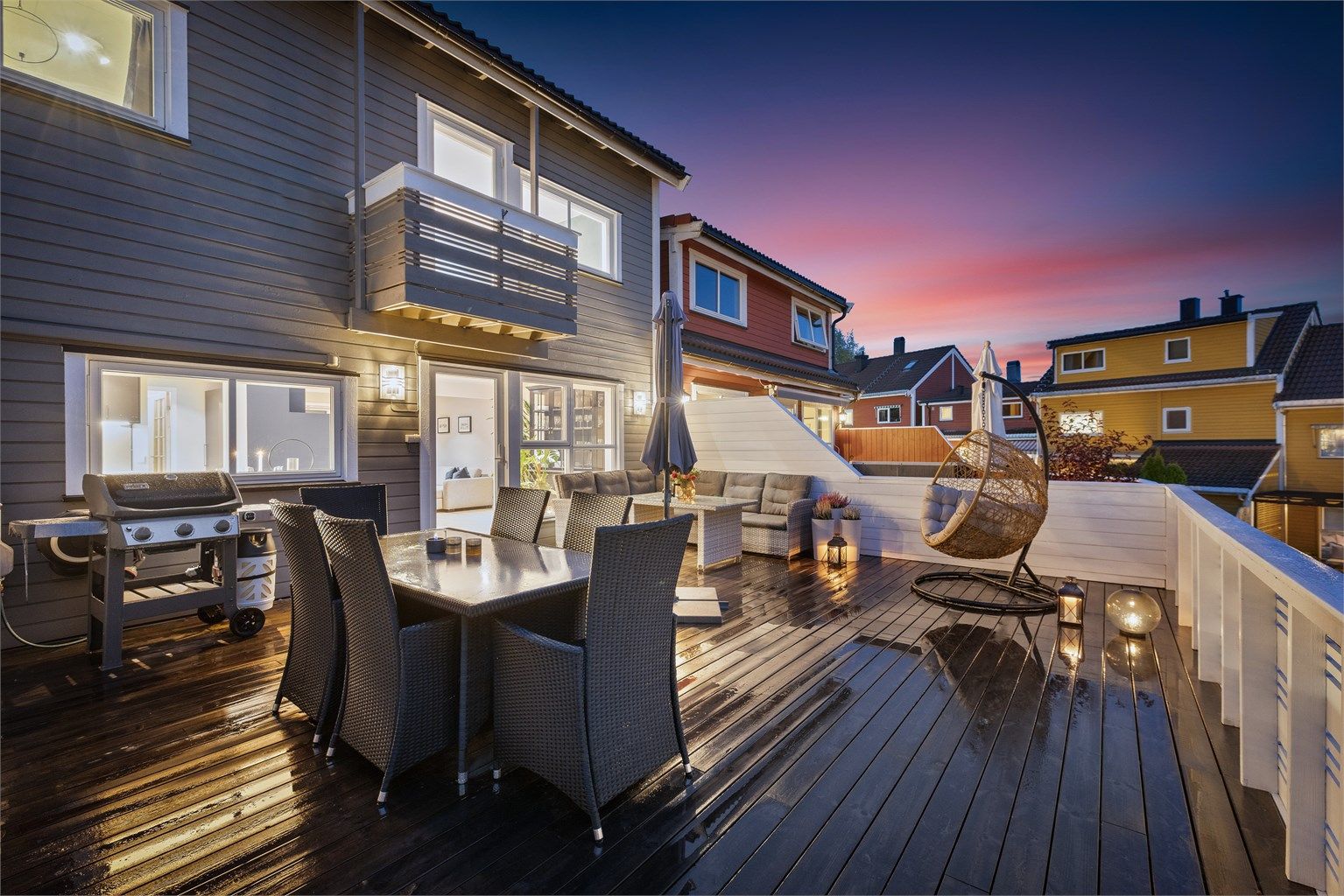 Den romslige terrassen gir deg et fantastisk uterom med god plass til både spisegruppe, loungehjørne og solsenger. Her kan du nyte lange sommerdager, grillkvelder med familie og venner eller rolige stunder med kaffekoppen.