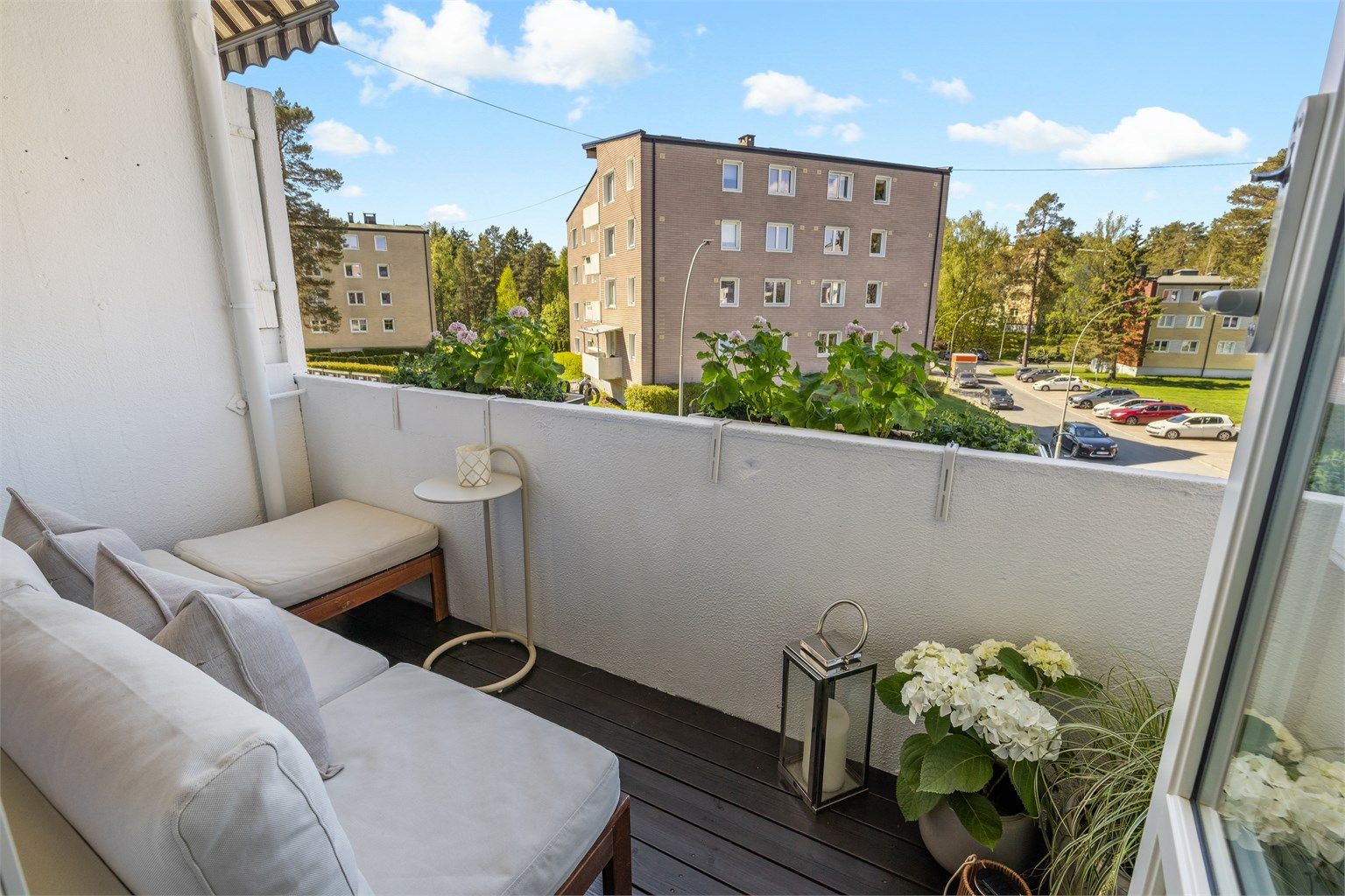 Fra stuen er det utgang til en vestvendt balkong med plass til en hyggelig sittegruppe.