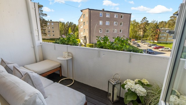 Fra stuen er det utgang til en vestvendt balkong med plass til en hyggelig sittegruppe.