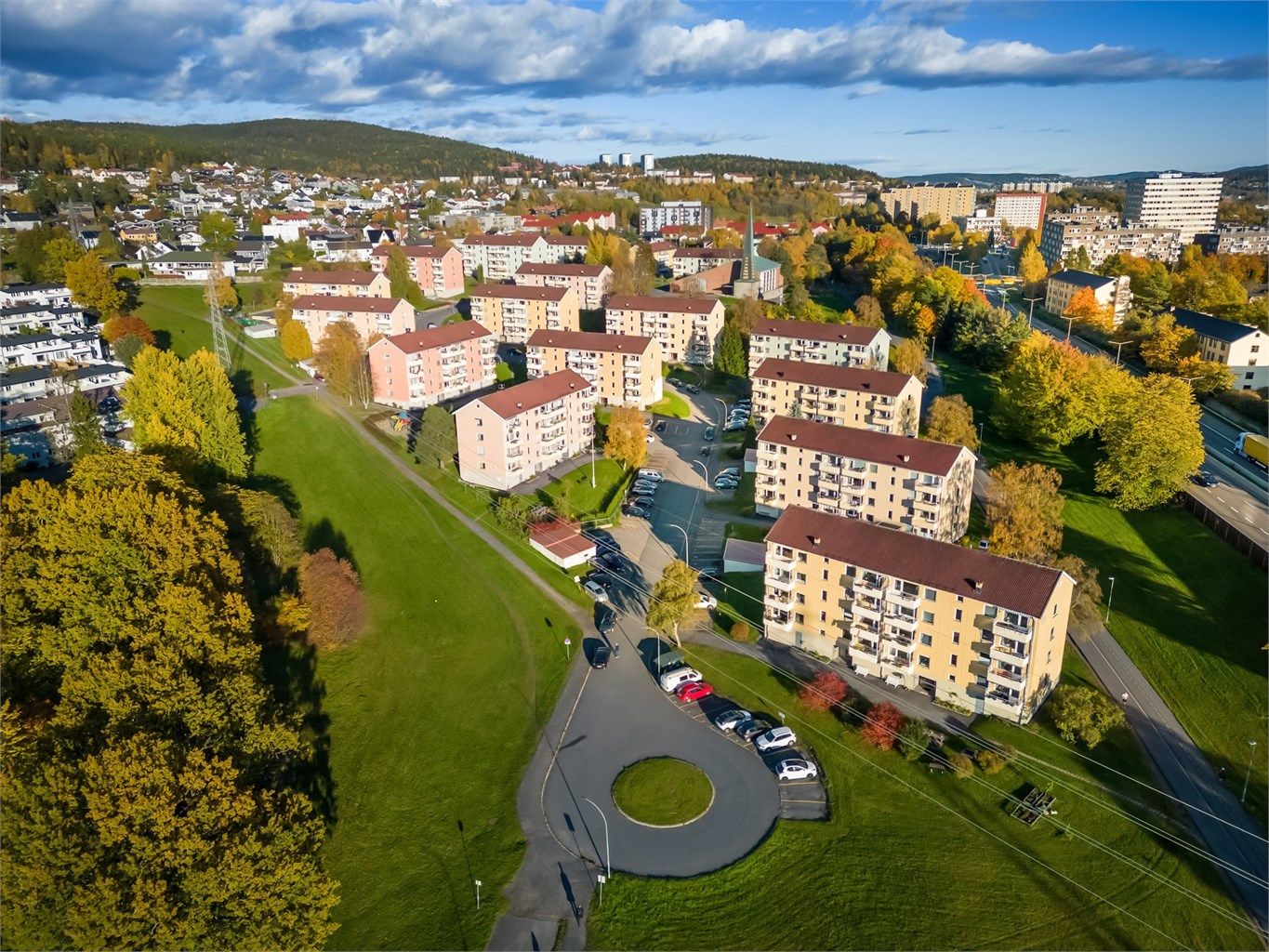 Dette er leiligheten for deg som ønsker å bo sentralt med kort vei til det hverdagen krever, men samtidig ha rolige og barnevennlige omgivelser rundt deg