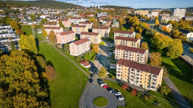 Dette er leiligheten for deg som ønsker å bo sentralt med kort vei til det hverdagen krever, men samtidig ha rolige og barnevennlige omgivelser rundt deg