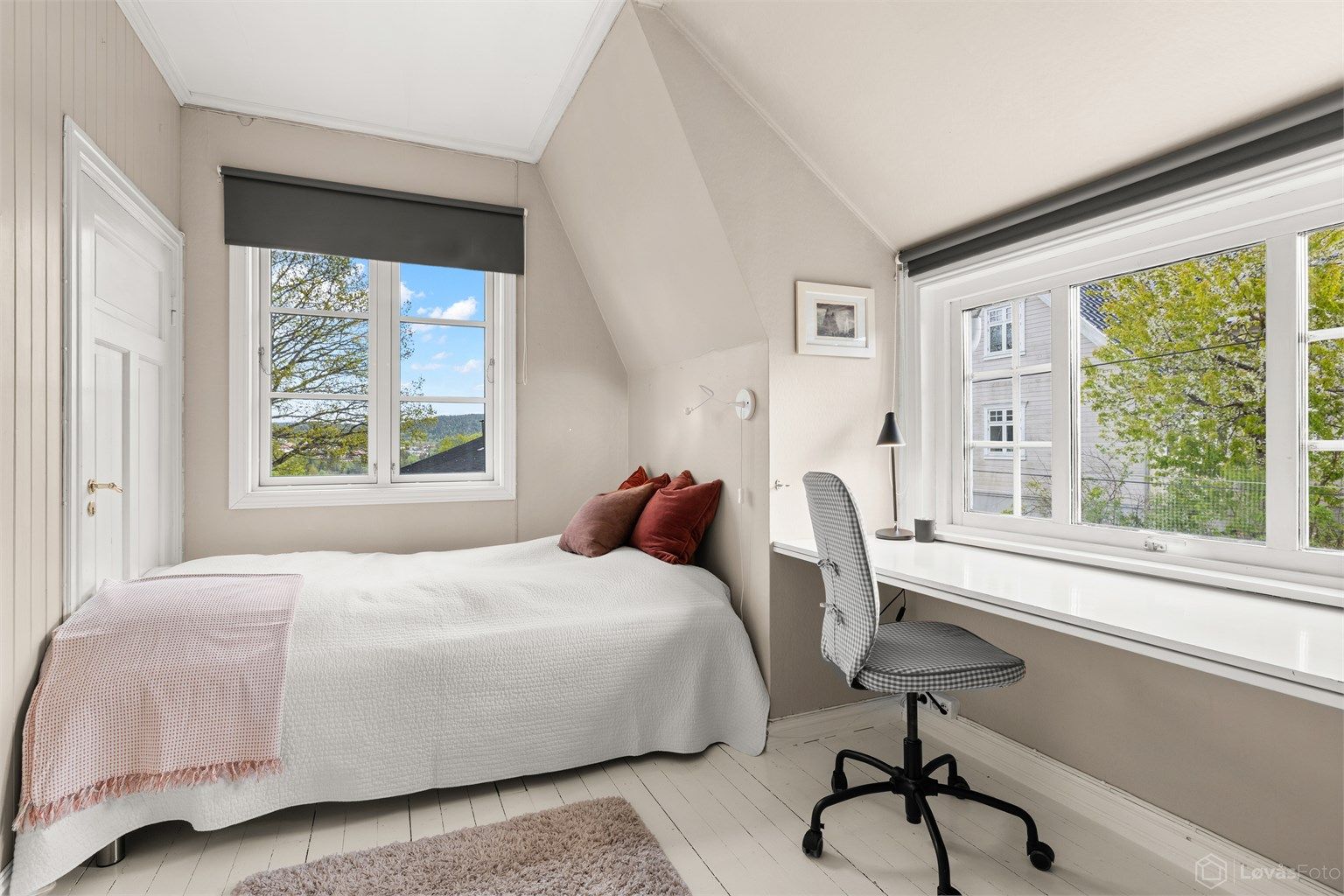 Soverom 2 av 3 med god plass til seng, diverse soveromsmøblement, og plassbygget skrivepult.