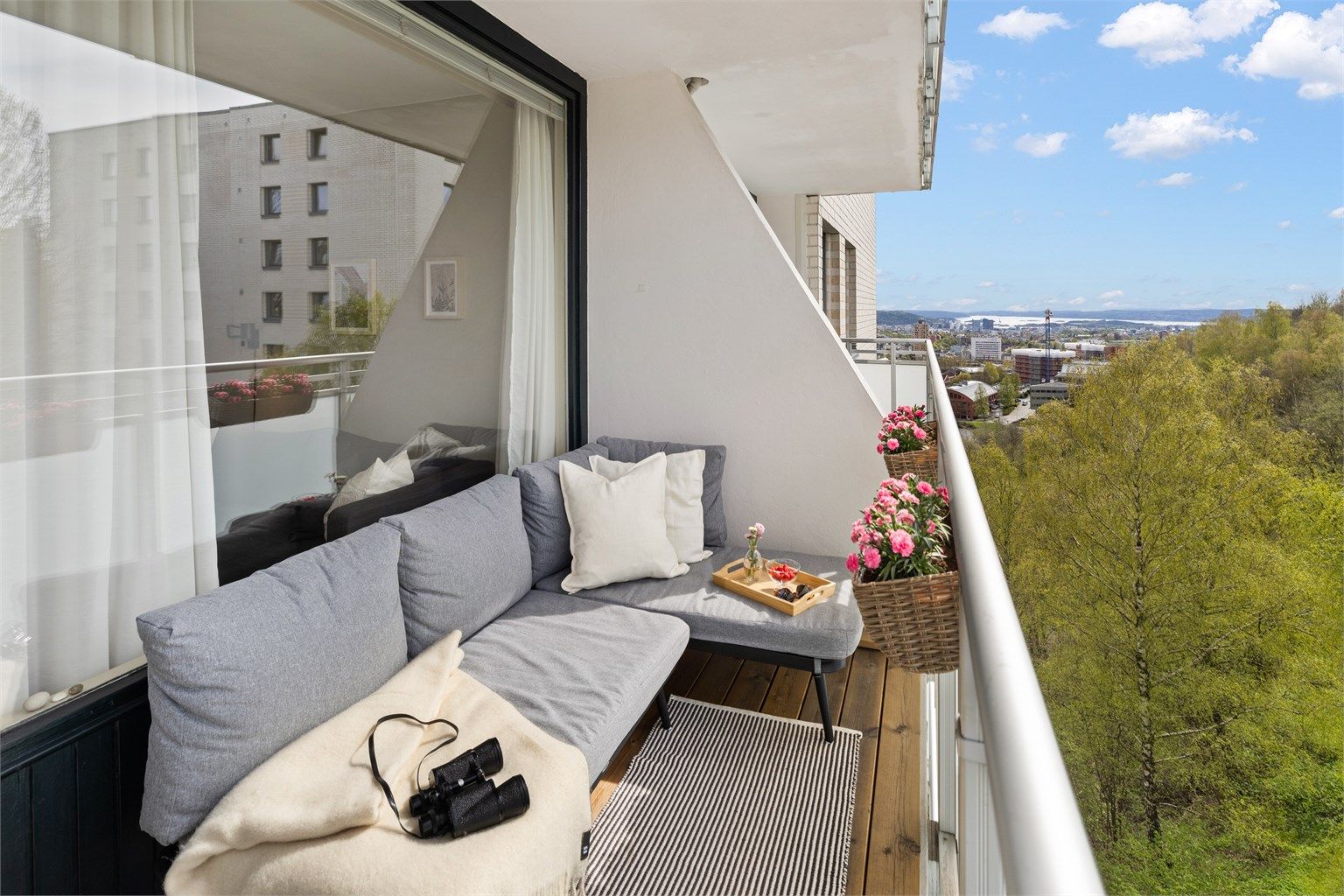 Velkommen til Frysjaveien 5 - arealeffektiv selveierleilighet med attraktiv beliggenhet og flott utsikt!