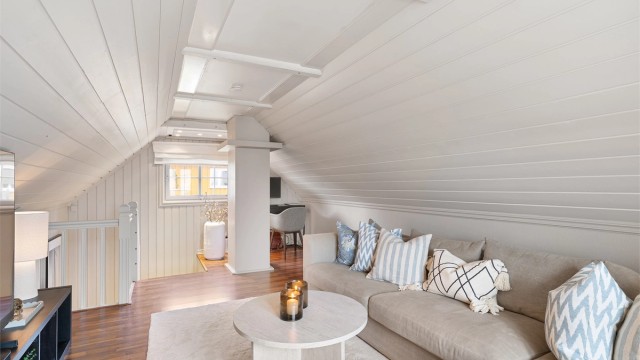 Det er også plass til hjemmekontor i rommet (rommet er ikke byggemeldt/godkjent for varig opphold)