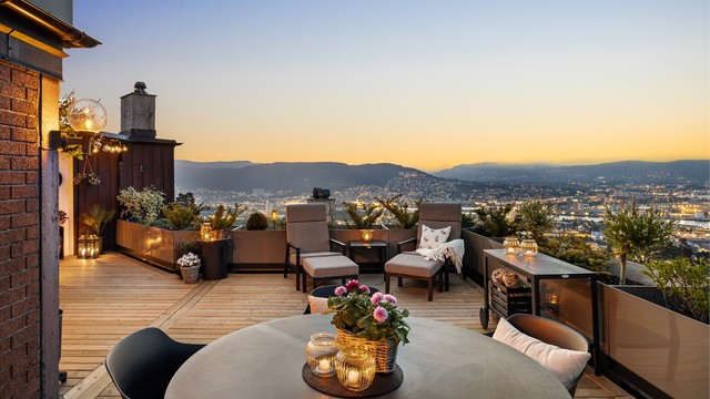 Terrasse på 51 kvm med membran fra 2019 og terrassebord fra 2025.