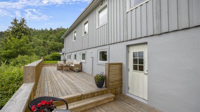 Den store terrassen på 42 m² gir en flott, privat uteplass for utleiedelen.