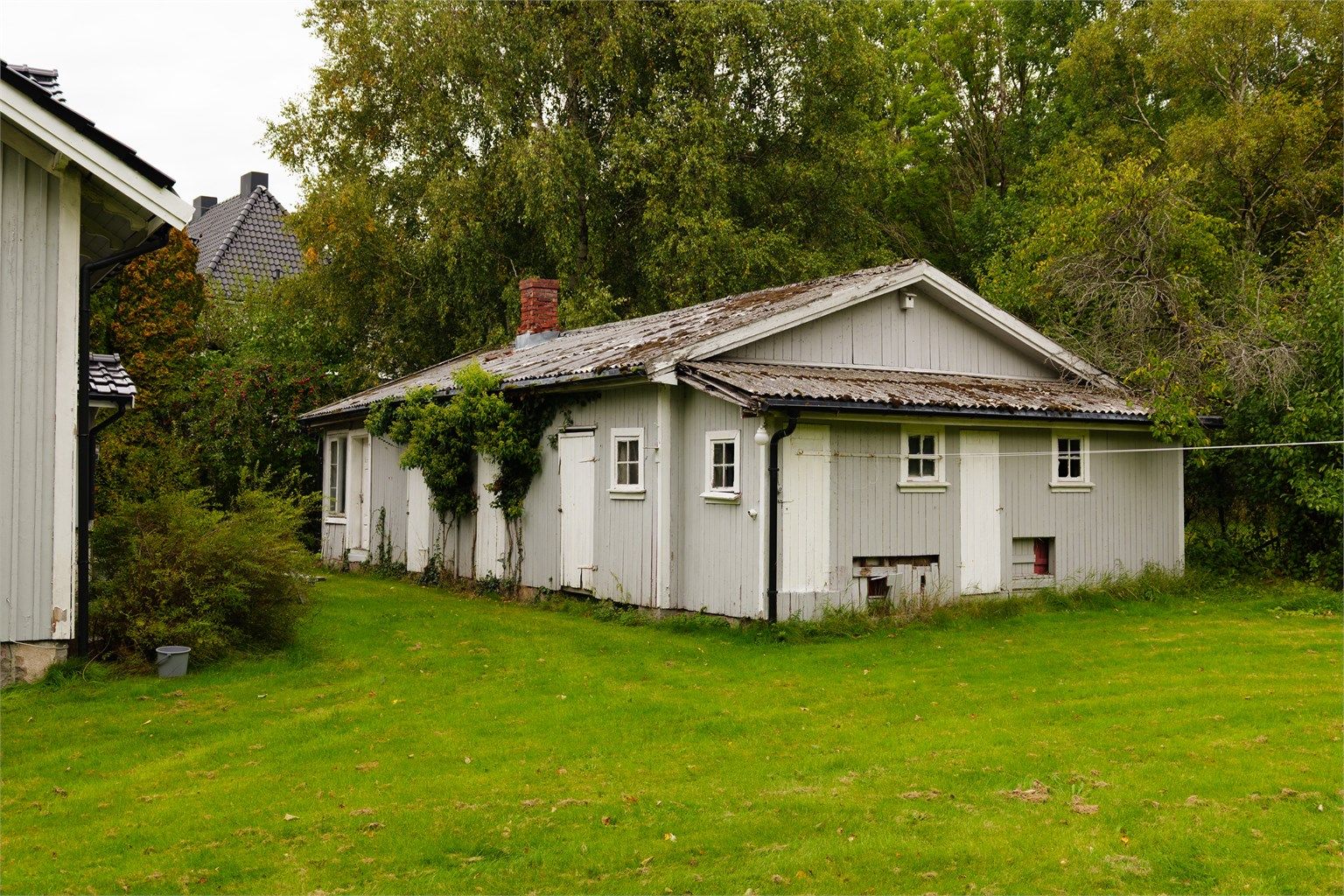 Uthuset er fra ukjent årstall og i enkel forfatning. Oppgraderinger bør påregnes.
