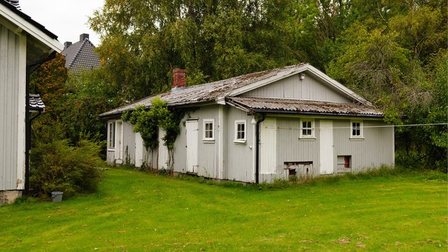 Uthuset er fra ukjent årstall og i enkel forfatning. Oppgraderinger bør påregnes.