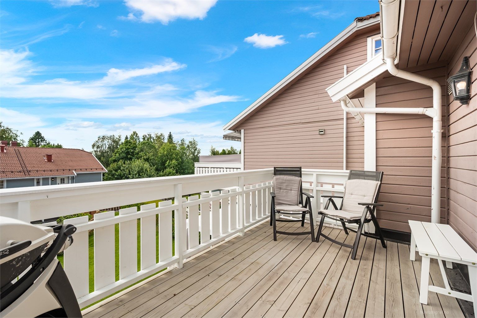 Sørvendt balkong på ca. 11 kvm - Balkongen har utebelysning og utvendig stikkontakt. Foto: Haiman Askari/Knipzet AS