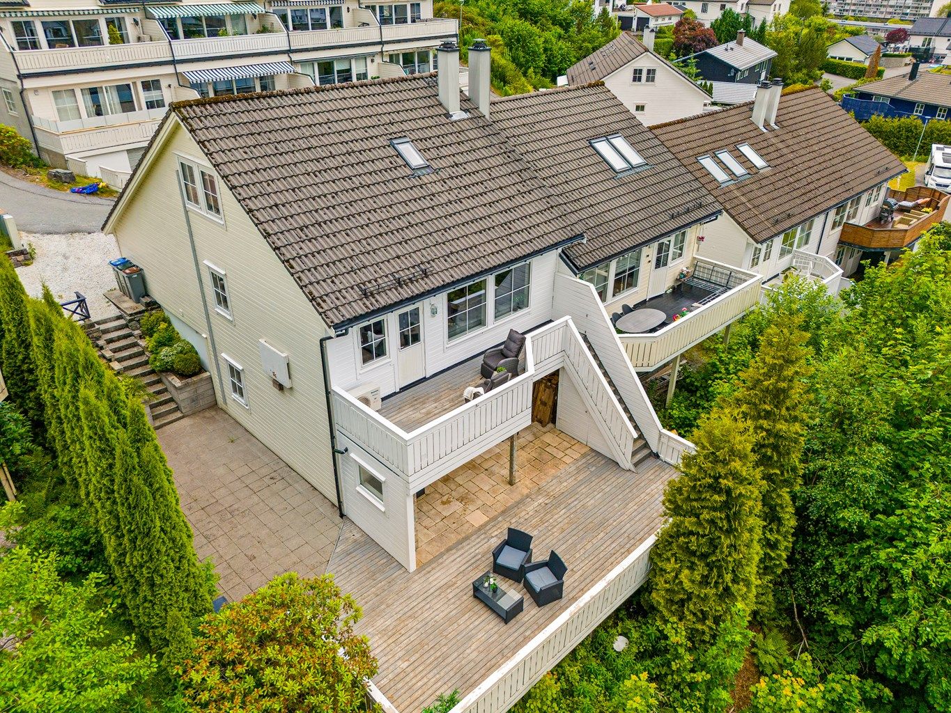 Store og usjenerte uteområder med terrasse på 59 kvm. og balkong på 14 kvm.