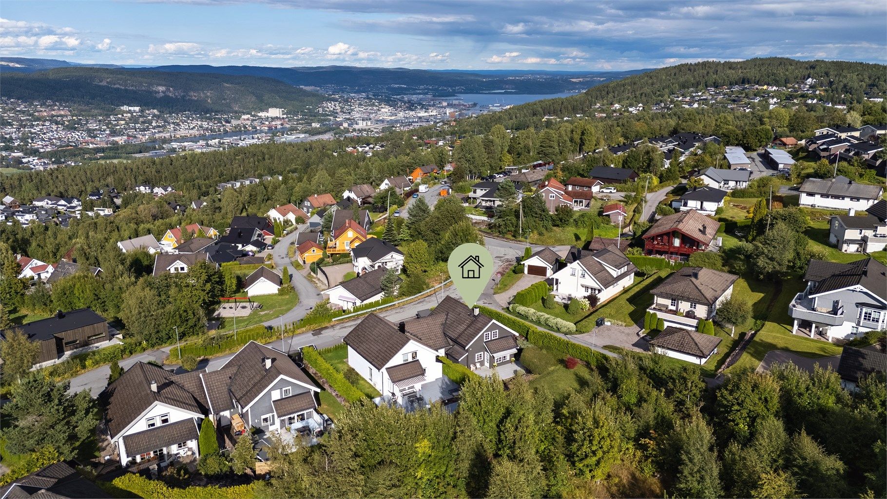 Eiendommen har en attraktiv og barnevennlig beliggenhet.