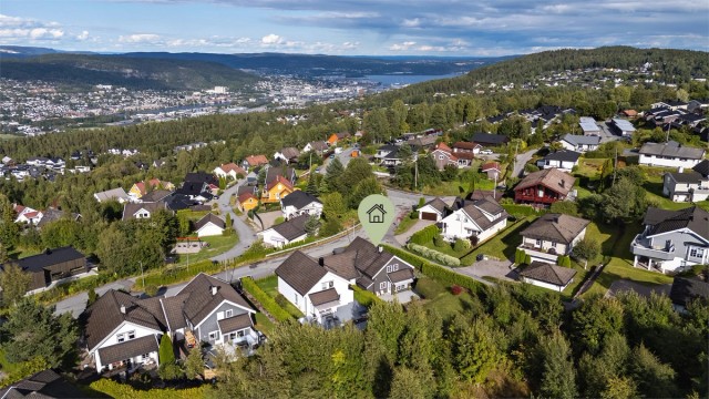 Eiendommen har en attraktiv og barnevennlig beliggenhet.