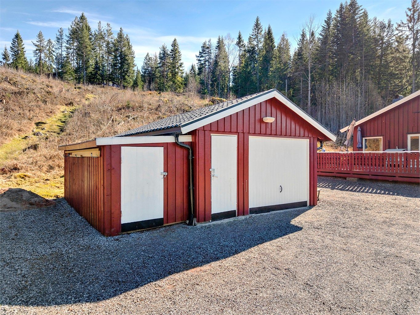 Garasje med bod. Det gjøres oppmerksom på at boden til venstre for garasjen ikke er byggemeldt eller søkt om. 