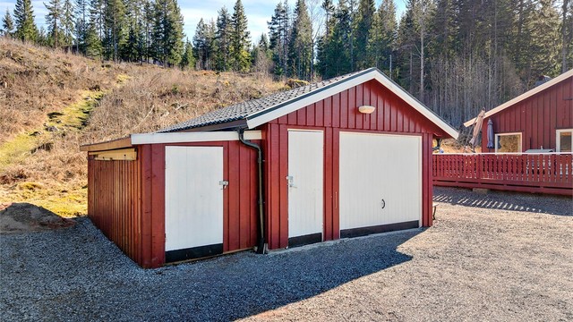 Garasje med bod. Det gjøres oppmerksom på at boden til venstre for garasjen ikke er byggemeldt eller søkt om.