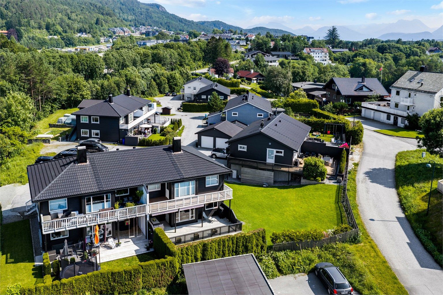 Nærhet til turstier på Emblemsfjellet og bademuligheter på Stafsethneset.