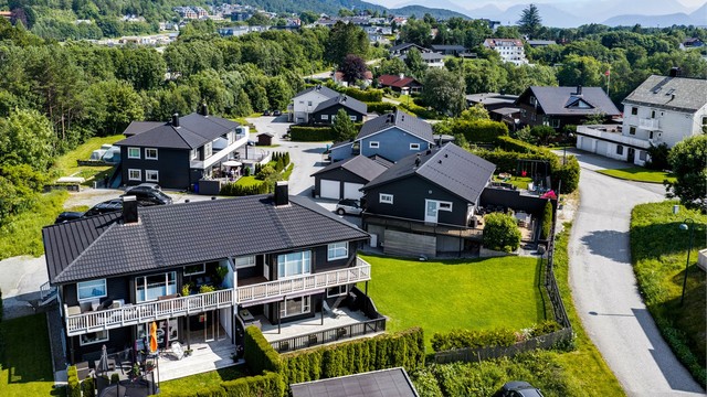 Nærhet til turstier på Emblemsfjellet og bademuligheter på Stafsethneset.