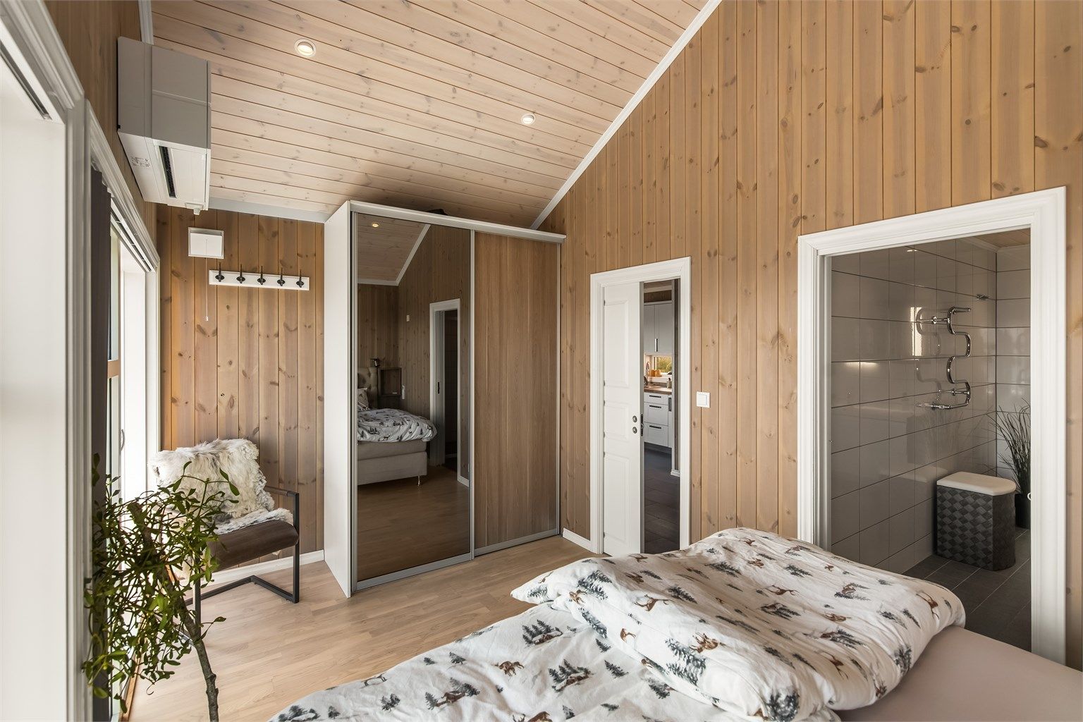 Skyvedørsgarderobe, varmepumpe og downlights er noen av detaljene på soverommet