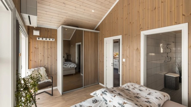 Skyvedørsgarderobe, varmepumpe og downlights er noen av detaljene på soverommet