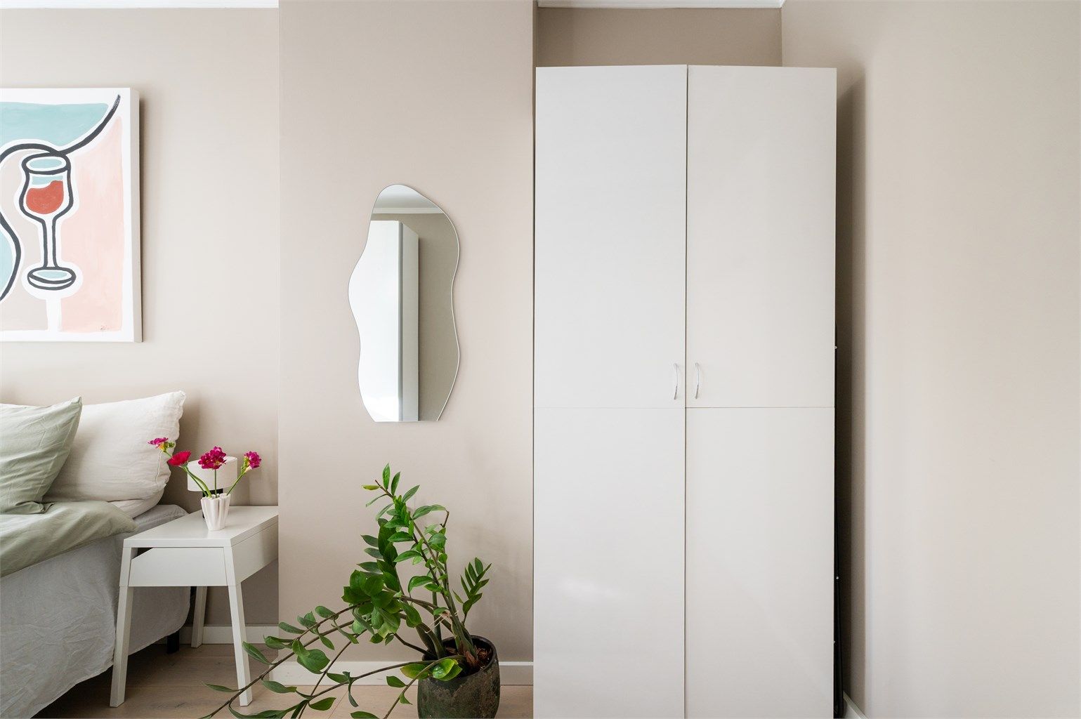 God plass til garderobeløsninger.