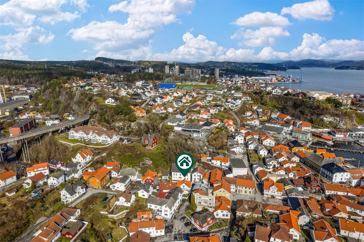 I bykjernen er det sjarmerende eldre trehusbebyggelse. På åsen som ligger ovenfor er det idrettsanlegg, skole og barnehage.