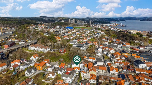 I bykjernen er det sjarmerende eldre trehusbebyggelse. På åsen som ligger ovenfor er det idrettsanlegg, skole og barnehage.