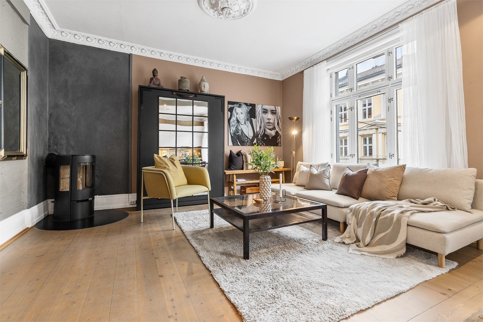 Romslig stue med god plass til sittegruppe og TV-område.