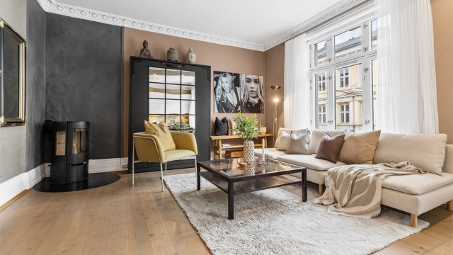 Romslig stue med god plass til sittegruppe og TV-område.