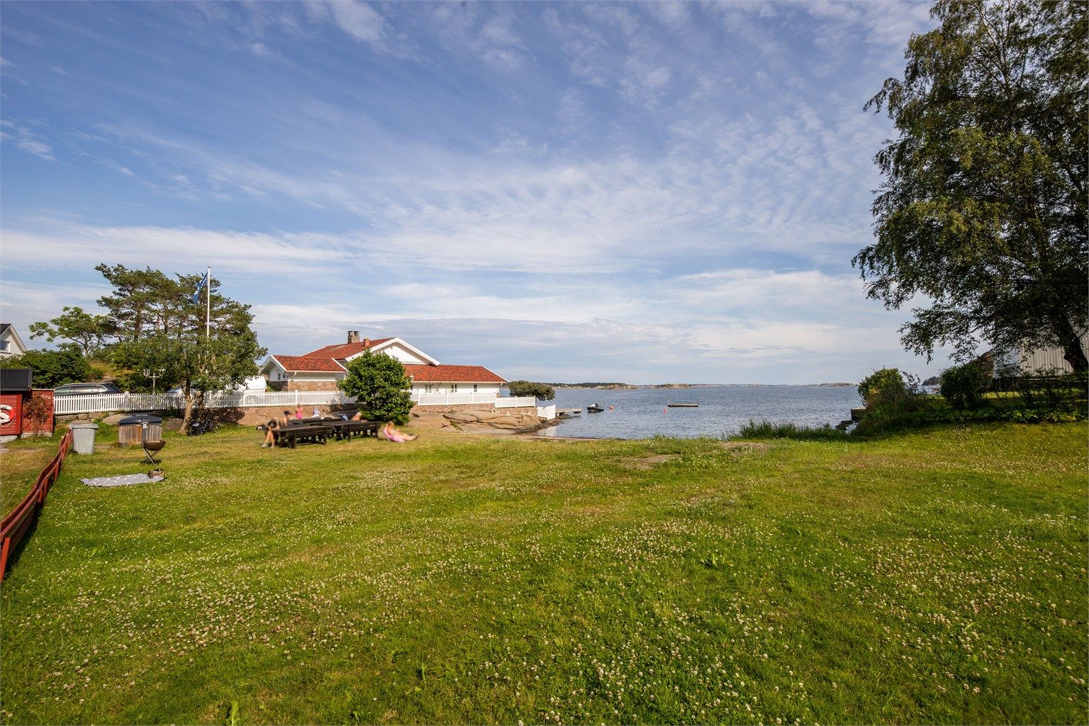 Lahellefjorden kan friste med flotte holmer som er rikt befolket på de varme sommerdager, båtveien er heller ikke lang til Tønsbergfjorden og Tjømeland