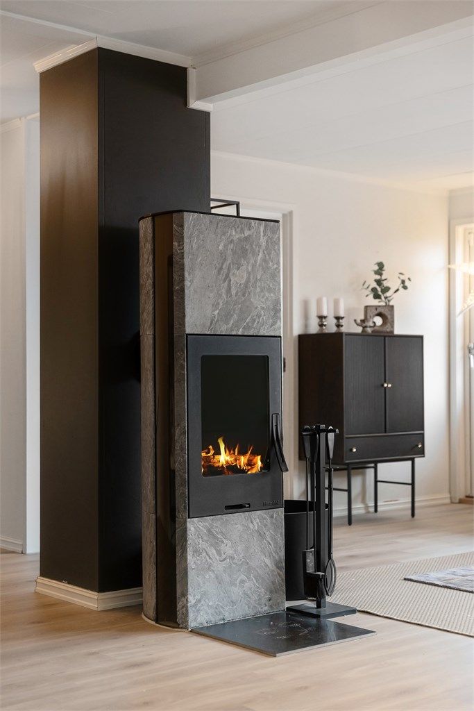 Det er installert peisovn i stuen som gir mye hygge og varme