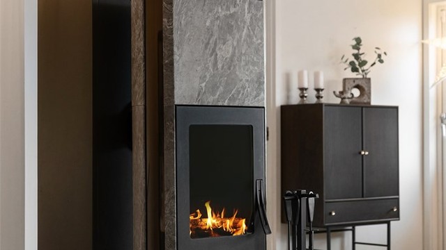 Det er installert peisovn i stuen som gir mye hygge og varme