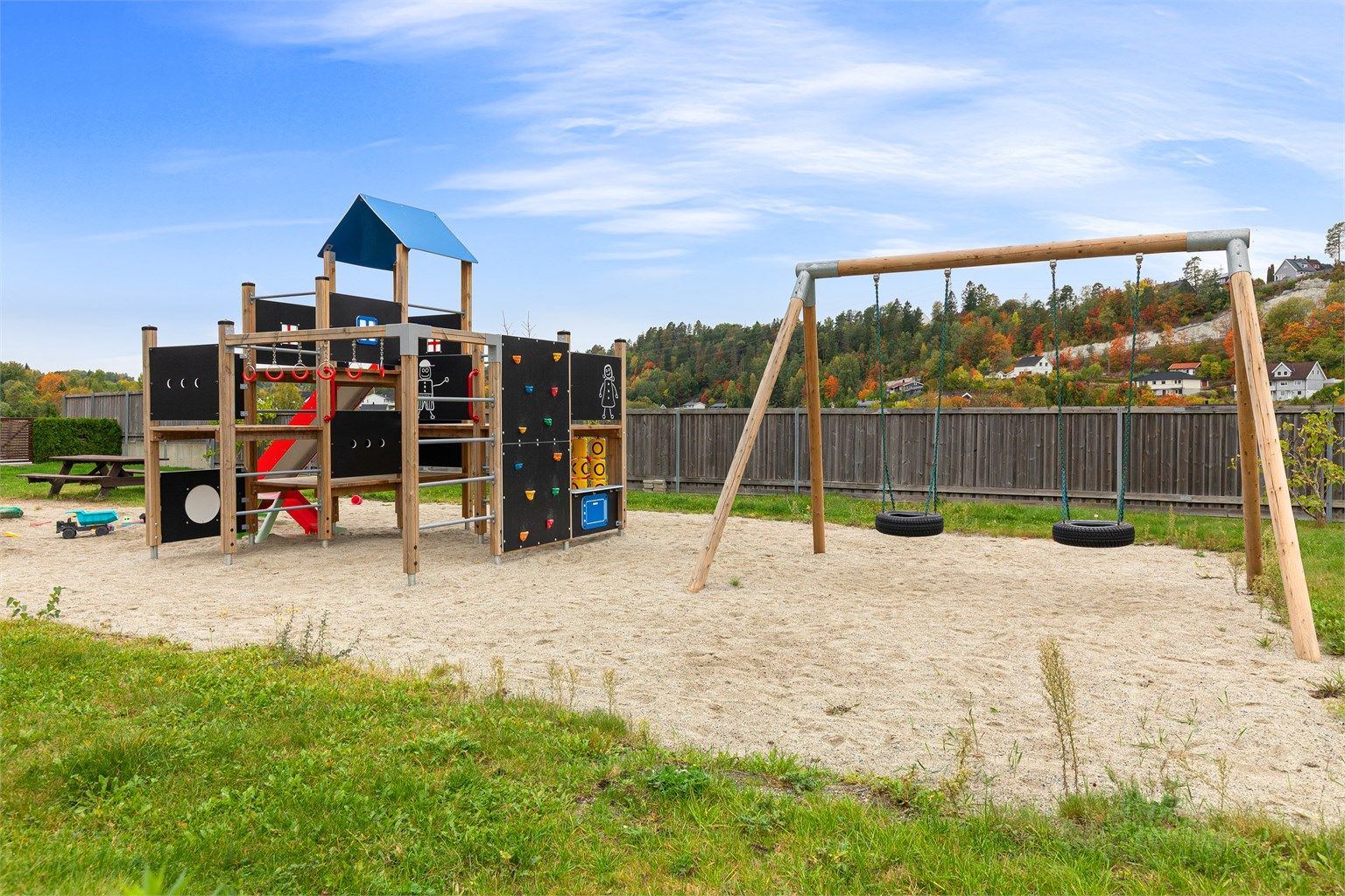 Sameiet har felles lekeplass med huskestativ og klatrestativ!
