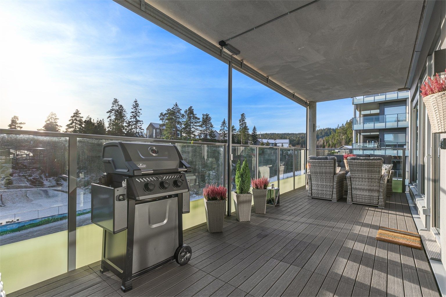 Tristilvegen 25: Nydelig sydvendt balkong på 21 kvm. Meget gode solforhold og fin utsikt. 