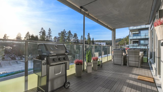 Tristilvegen 25: Nydelig sydvendt balkong på 21 kvm. Meget gode solforhold og fin utsikt.